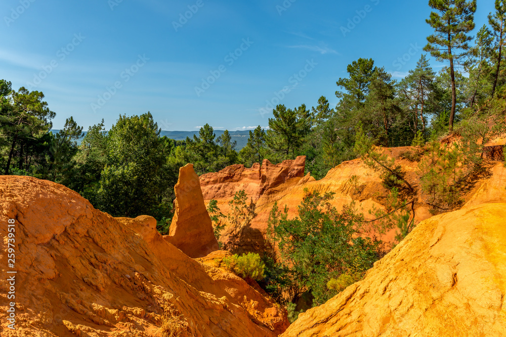 Roussillon, największe złóża ochry na świecie (skały wykorzystywanej jako naturalny barwnik), Francja - obrazy, fototapety, plakaty 