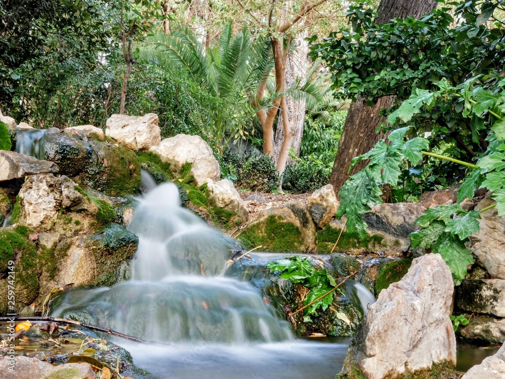 Mały wodospad pośrodku greckiego parku - obrazy, fototapety, plakaty 