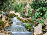 Mały wodospad pośrodku greckiego parku