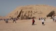 Kameraschwank über den Tempel Abu Simbel von Pharao Ramses am Nil in Ägypten mit Touristen