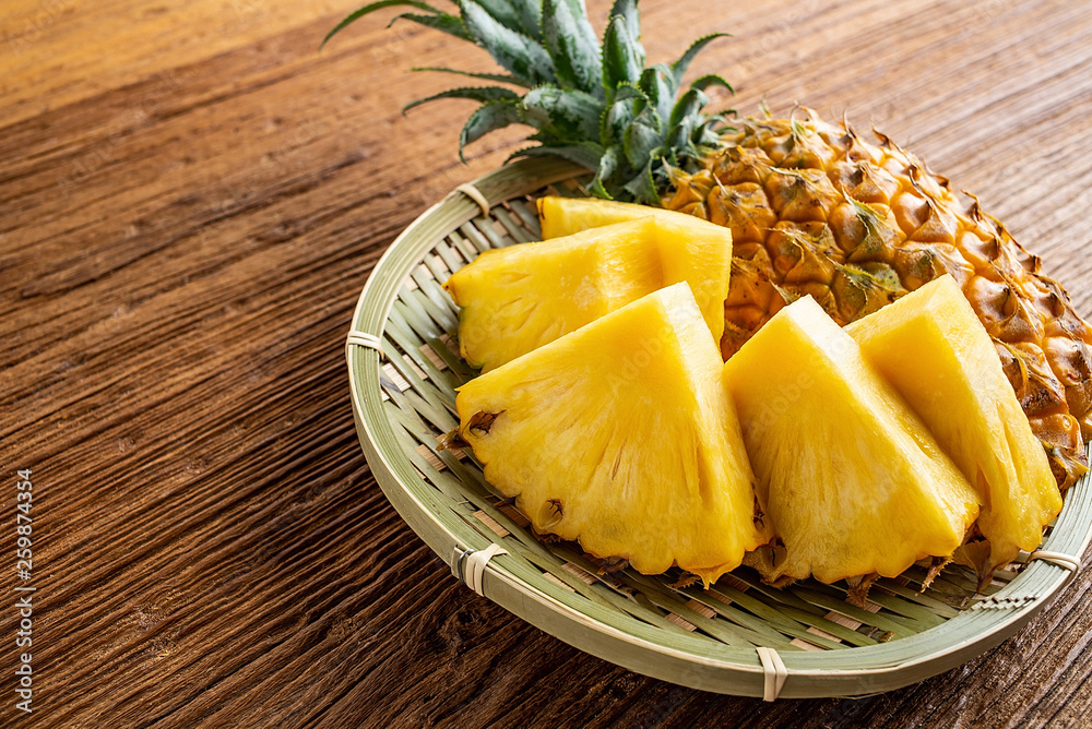 Fresh and delicious pineapple fruit slice platter - obrazy, fototapety, plakaty 