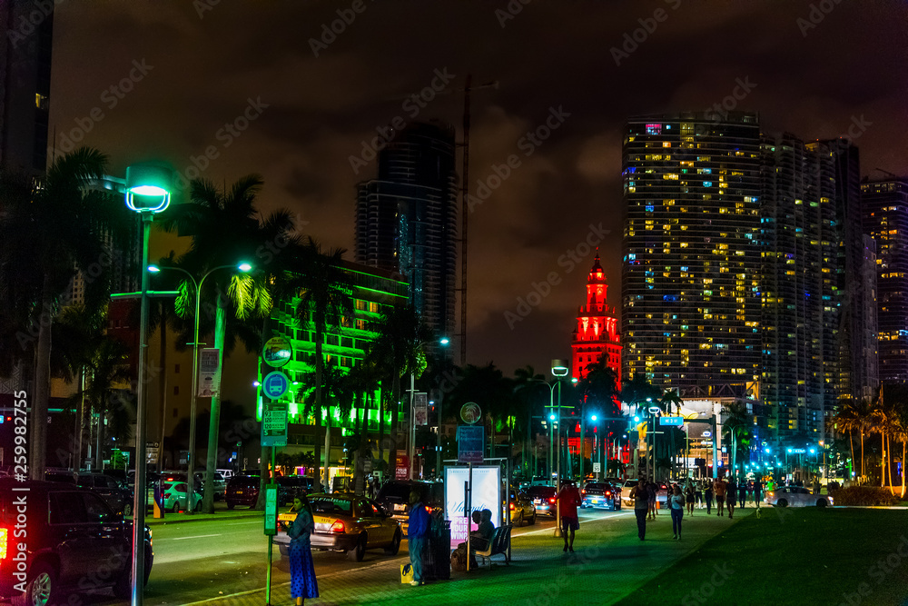 People in downtown Miami at night - obrazy, fototapety, plakaty 