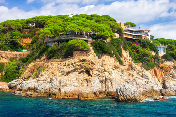Poster - Rocky coast landscape in mediterranean with modern beautiful house on high sea shore in Costa Brava, Spain