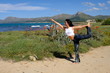 © alejandro sala - Hermosa mujer haciendo yoga en la playa