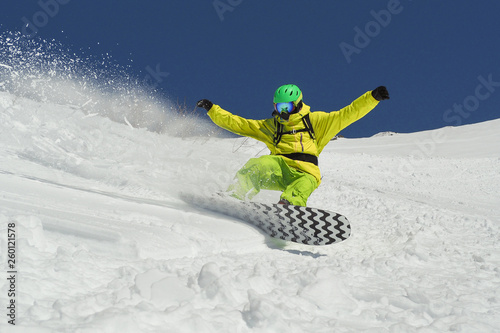 Plakaty Snowboard  mlody-czlowiek-latajacy-na-snowboardzie-w-pudrowy-dzien-na-tle-blekitnego-nieba