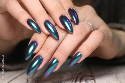 Αφίσα manicure with long nails