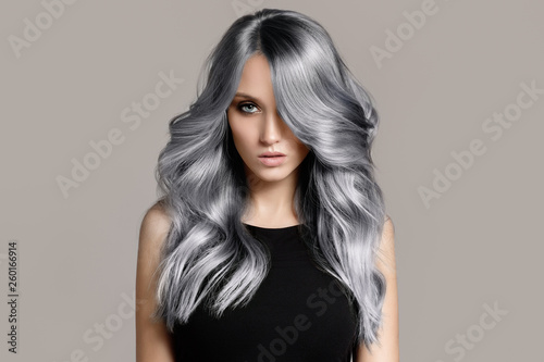 Fotografía Beautiful woman with long wavy coloring hair