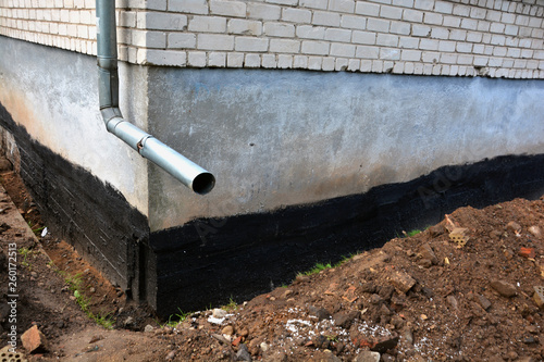 Cuadros en Lienzo Waterproofing city flat house foundation with bitumen