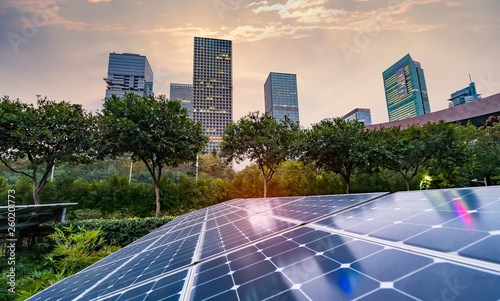 Fotografía Ecological energy renewable solar panel plant with urban landscape landmarks