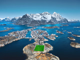 Fototapeta  - Fußballplatz am Polarkreis auf den Lofoten