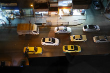Nächtliche Verkehrszene Auf Einer Großen Straße In Amman