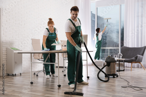 Fotomural Team of professional janitors working in modern office