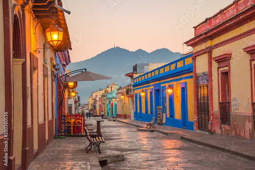 Cuadros en Lienzo Beautiful streets and colorful facades of San Cristobal de las Casas in Chiapas,
