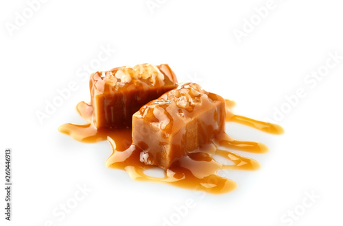 Fotomural Tasty salty caramel candies on white background