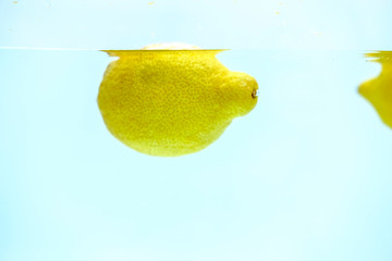 Canvas Print - lemon in water