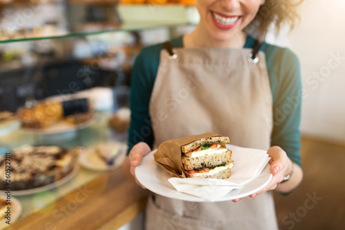 Fotografía Waitress ready to serve food in cafe