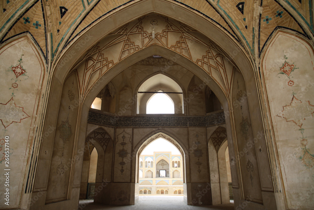  bogato zdobione sklepienie łukowe w meczecie w iranie - obrazy, fototapety, plakaty 