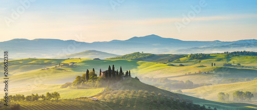 Fotomural Beautiful foggy landscape in Tuscany, Italy