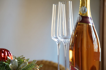 A glass and bottle for the drink of the alcohol on the table