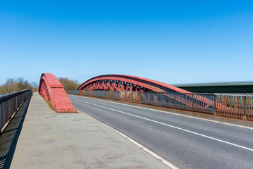 Die Levensauer Hochbrücke über dem Nord-Ostsee-Kanal bei Kiel, von 1893 bis 1894 errichtet ist sie die letzte Originalbrücke über den Kanal. Man sieht ihr das Alter inzwischen an 