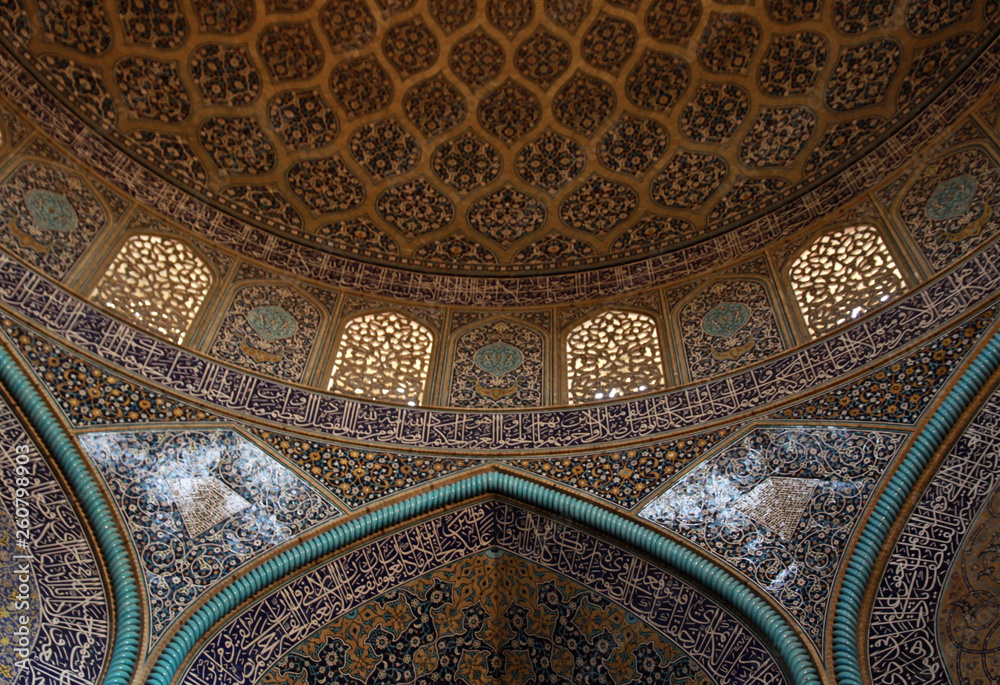 ornament na ścianach starego meczetu w iranie - obrazy, fototapety, plakaty 