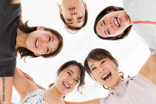 円陣を組む女子 Stock Photo Adobe Stock 円陣を組む女子 Stock Photo Adobe Stock