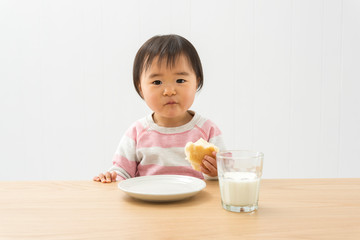 Canvas Print - パンを食べる子ども