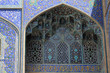 bogate zdobienia na ścianach niebieskiego meczetu w iranie