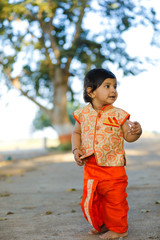 Canvas Print - Indian child on traditional Wear