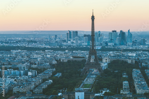 Plakat Paryż, wieża Eiffla wieczorem, Francja, Europa