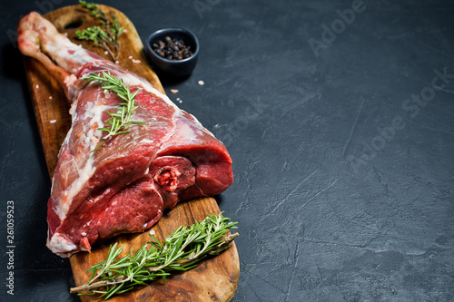 Fotomural A raw leg of lamb on a wooden chopping Board