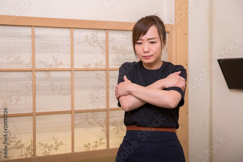 寒いポーズをする居酒屋のスタッフ Stock Photo Adobe Stock