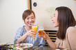 © buritora - 女性同士で飲む