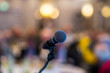 © Felix Vogel - Mikrofon bei einer Veranstaltung mit unscharfem Hintergrund