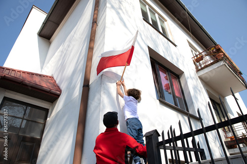 Dekoracja na wymiar  chlopiec-wywiesza-flage-polskie-swieto-narodowe-3-maja-swieto-konstytucji-flagi