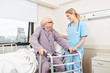 © Robert Kneschke - Krankenschwester kümmert sich um Senior mit Gehhilfe