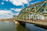 Fototapeta Mosty linowy / wiszący - Hohenzollernbrücke mit Kölner Dom