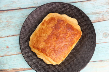 Sticker - Pain au chocolat sur une assiette