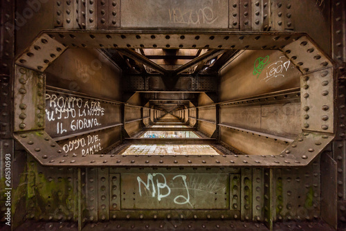 Im Inneren einer Eisenbahnbrücke aus Stahl - Steampunk Wallpaper Mural