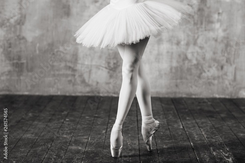  Naklejka baletnica   ballerina-in-ballroom-tancerka-baletowa-w-studio-czarno-bialy-monochromatyczny