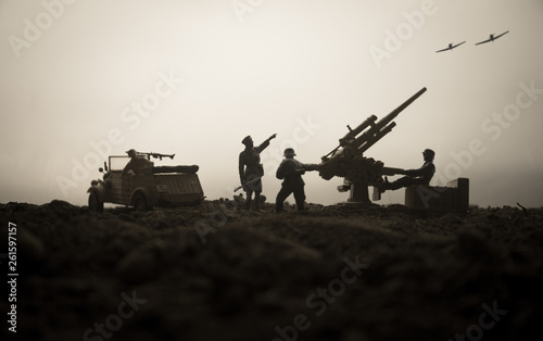 Tela An anti-aircraft cannon and Military silhouettes fighting scene on war fog sky background