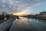 Fototapeta Miasto - Sonnenaufgang über der Donau in Regensburg