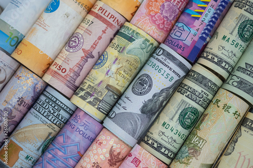 Fotografía Closeup rolled of variety banknote around the world