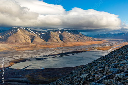 wedrowki-wzdluz-gor-widok-z-gory-na-longyearbyen-i-fiord-adventdalen-najbardziej-wysunieta-na-polnoc-osada-na-swiecie-svalb