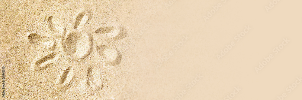 Drawing of a sun in the sand of a beach, summer vacations travel panoramic background and web banner with copy space - obrazy, fototapety, plakaty 
