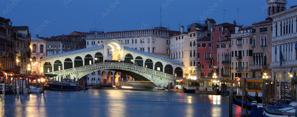 Rialto Bridge in Venice , Italy  - obrazy, fototapety, plakaty 