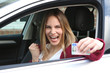 Junge Frau freut sich über ihren Führerschein