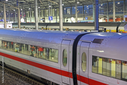 Fotomural bahnhof bei nacht in olten, schweiz