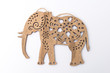 Elefante decorativo sobre fondo blanco