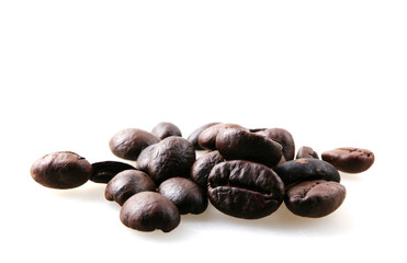 Fototapete - Roasted Coffee Beans Against White Background
